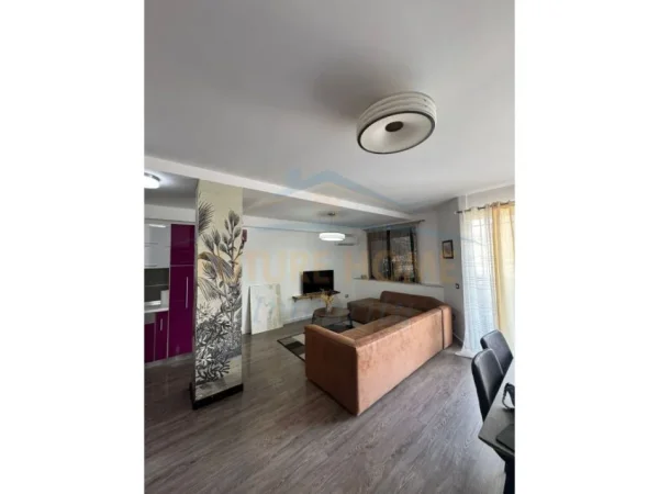 Tirane, jepet me qera apartament 2+1+Ballkon Kati 8, 95 m² 650 € (Xhamia Tabakve)