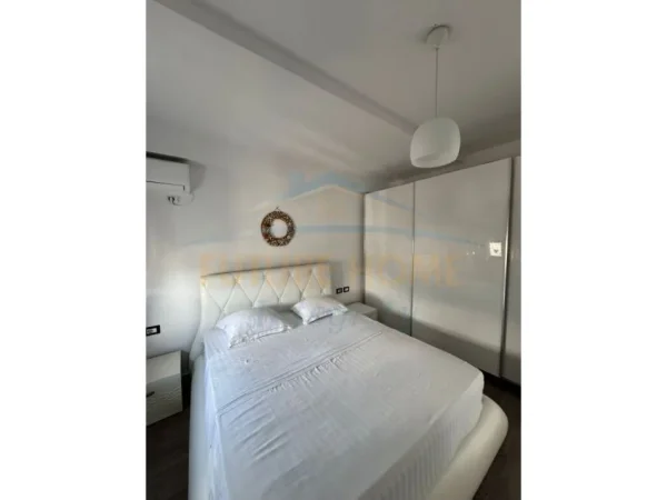 Tirane, jepet me qera apartament 2+1+Ballkon Kati 8, 95 m² 650 € (Xhamia Tabakve)