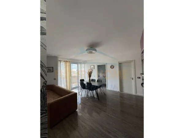 Tirane, jepet me qera apartament 2+1+Ballkon Kati 8, 95 m² 650 € (Xhamia Tabakve)