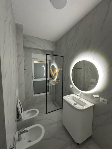 Tirane, jepet me qera apartament 1+1+Ballkon Kati 7, 65 m² 500 € (ALI DEMI)