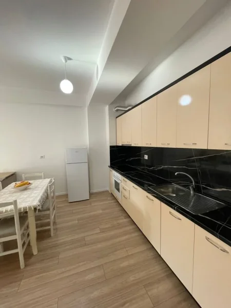 Tirane, jepet me qera apartament 2+1+Ballkon Kati 2, 70 m² 500 € (ALI DEMI)