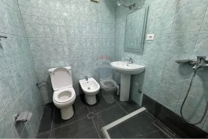 Tirane, jepet me qera apartament 1+1+Aneks+Ballkon Kati 2, 77 m² 600 € (Qendër - Kafe Flora)