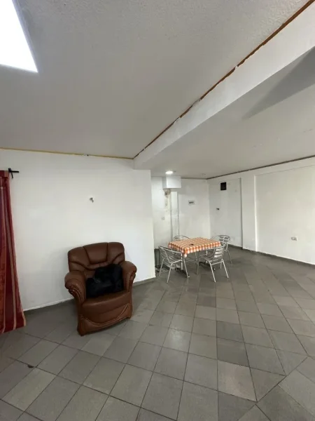 Tirane, jepet me qera ambjent biznesi Kati 0, 55 m² 400 € (Rruga Sotir Kolea)