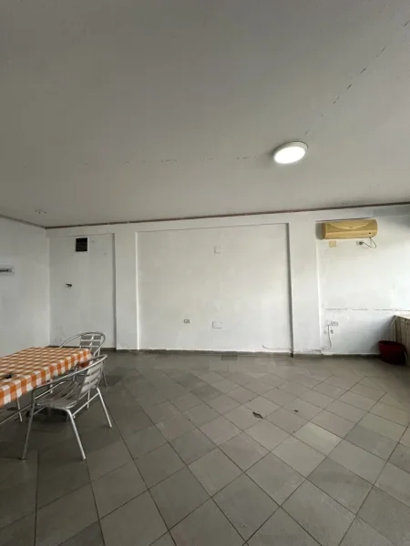 Tirane, jepet me qera ambjent biznesi Kati 0, 55 m² 400 € (Rruga Sotir Kolea)