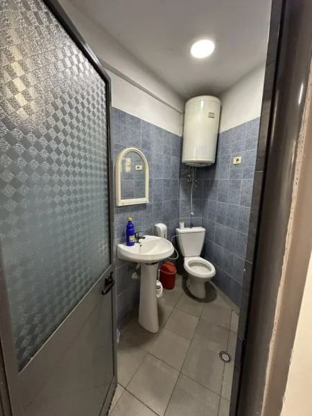 Tirane, jepet me qera ambjent biznesi Kati 0, 55 m² 400 € (Rruga Sotir Kolea)