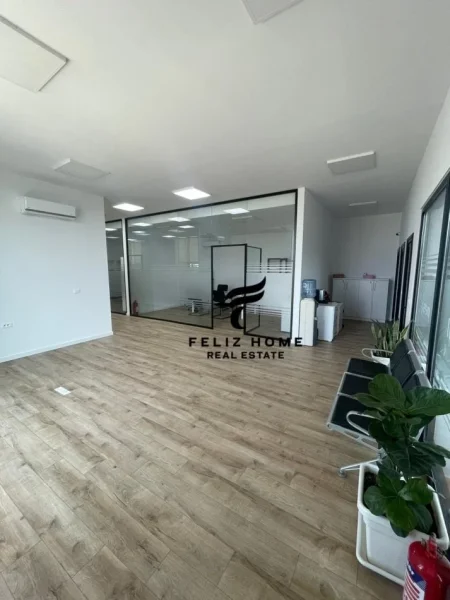 Tirane, jepet me qera ambjent biznesi Kati 3, 200 m² 1.750 € (TOP CHANNEL)