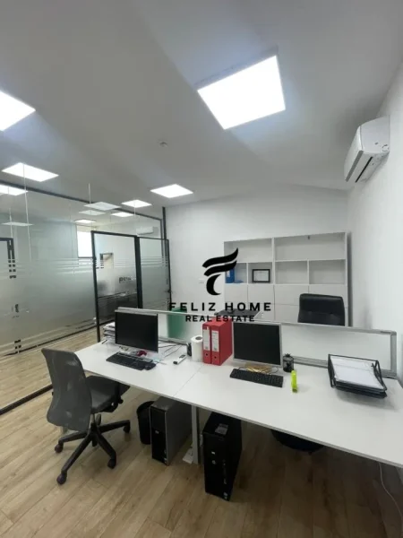 Tirane, jepet me qera ambjent biznesi Kati 3, 200 m² 1.750 € (TOP CHANNEL)