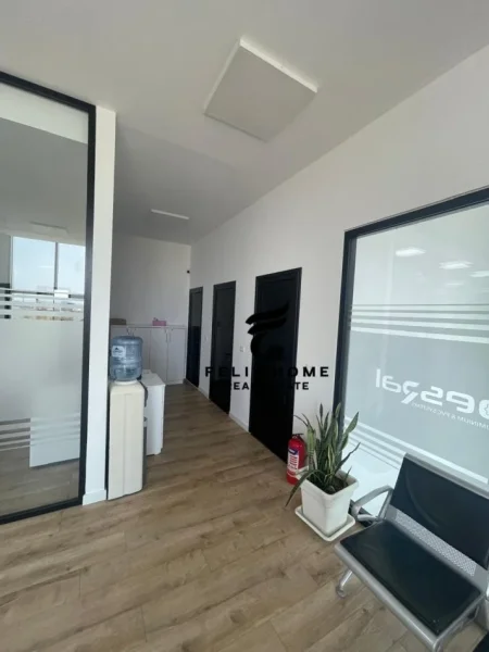 Tirane, jepet me qera ambjent biznesi Kati 3, 200 m² 1.750 € (TOP CHANNEL)