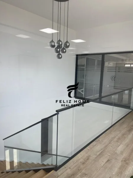 Tirane, jepet me qera ambjent biznesi Kati 3, 200 m² 1.750 € (TOP CHANNEL)