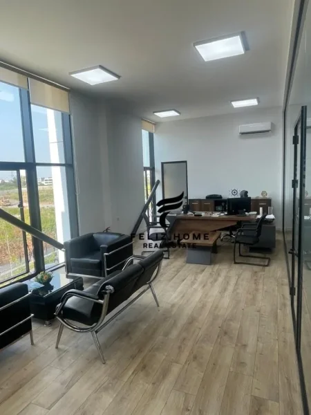 Tirane, jepet me qera ambjent biznesi Kati 3, 200 m² 1.750 € (TOP CHANNEL)