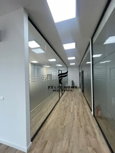 Tirane, jepet me qera ambjent biznesi Kati 3, 200 m² 1.750 € (TOP CHANNEL)