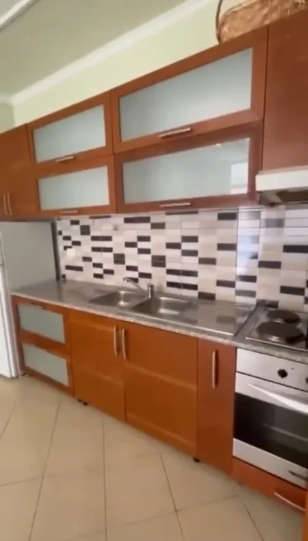 Tirane, jepet me qera apartament 1+1+Ballkon Kati 5, 70 m² 600 € (KOMUNA E PARISIT)