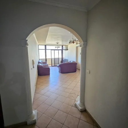 Tirane, jepet me qera apartament 1+1+Ballkon Kati 11, 100 m² 550 € (KOMPLEKSI DELIJORGJI)