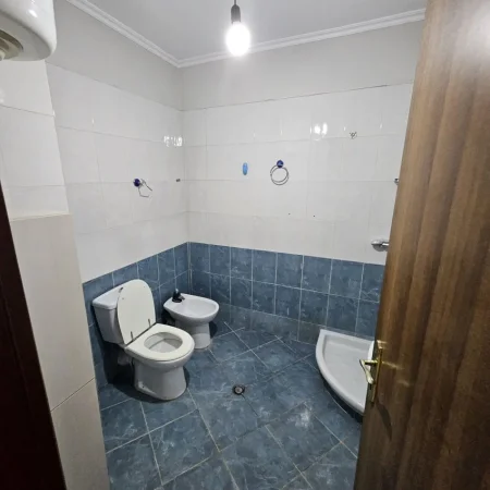Tirane, jepet me qera apartament 1+1+Ballkon Kati 11, 100 m² 550 € (KOMPLEKSI DELIJORGJI)