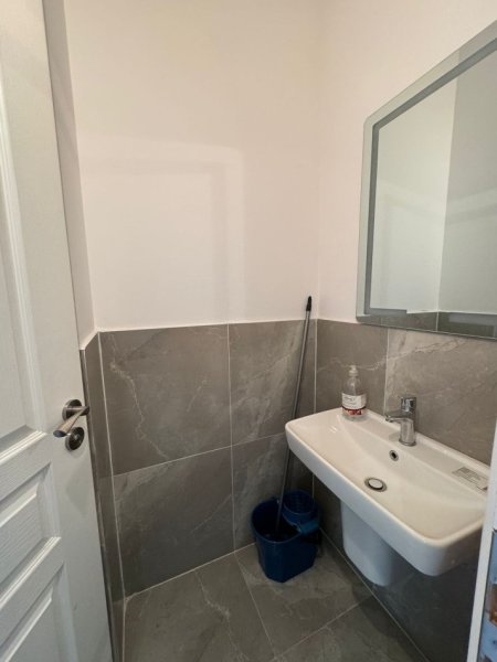 Tirane, jepet me qera ambjent biznesi Kati 0, 42 m² 500 € (Kongresi Manastirit)