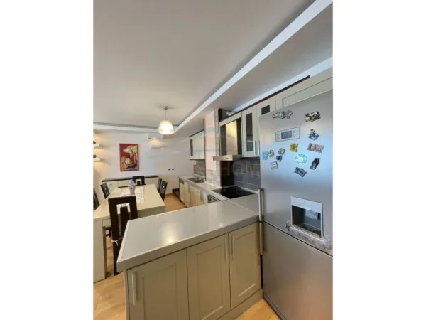 Tirane, jepet me qera apartament duplex 2+1+Aneks+Ballkon Kati 3, 128 m² 1.100 € (Rezidenca Kodra e Diellit 1)