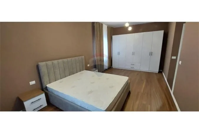 Tirane, jepet me qera 1+1+Ballkon Kati 4, 65 m² 600 € (Rruga e Kavajes)