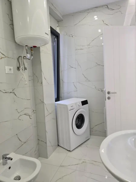 Tirane, jepet me qera apartament 1+1+Ballkon Kati 5, 75 m² 650 € (Kodra Diellit)