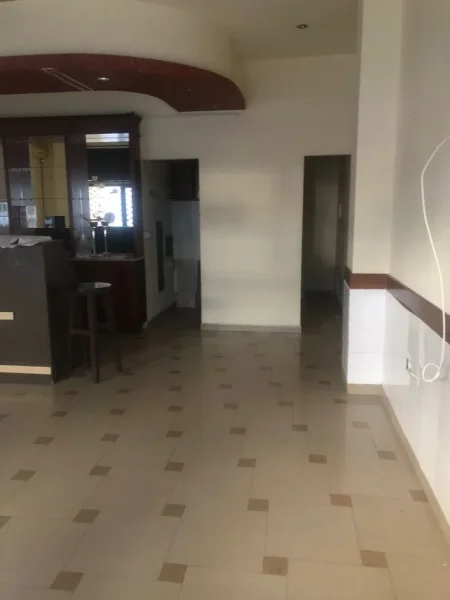 Tirane, jepet me qera ambjent biznesi Kati 0, 50 m² 450 € (AMBASADA AMERIKANE)