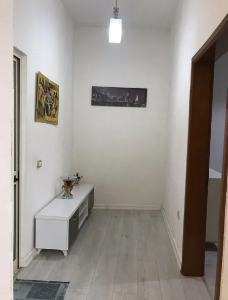 Tirane, jepet me qera apartament 1+1 Kati 2, 75 m² 650 € (Rruga Bardhok Biba)