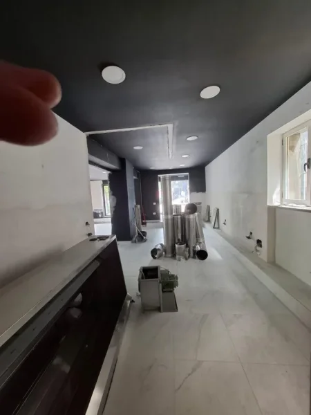 Tirane, jepet me qera dyqan Kati 0, 80 m² 2.600 € (21 DHJETORI)