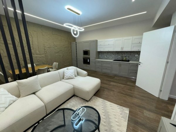 Tirane, jepet me qera apartament 1+1+Ballkon Kati 1, 74 m²  (Afer Kodres se Diellit)