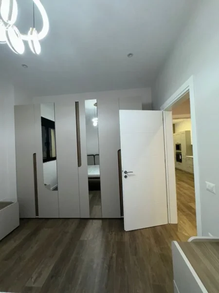 Tirane, jepet me qera apartament 1+1+Ballkon Kati 1, 74 m²  (Afer Kodres se Diellit)