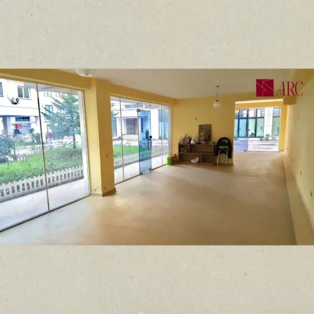 Tirane, shitet dyqan Kati 0, 86 m² 159.000 € (Kompleksi Eleonora)