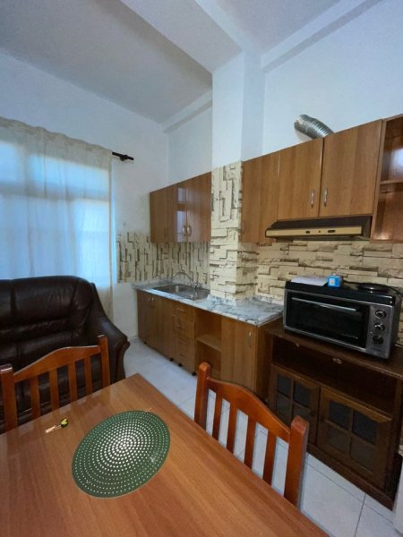 Tirane, jepet me qera apartament 1+1 , 550 € (9-Kateshet)