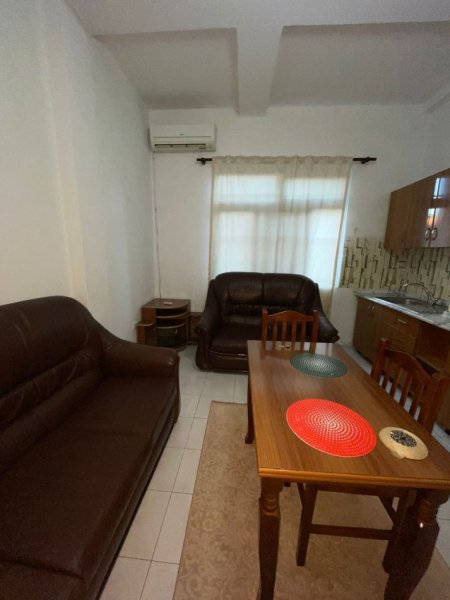 Tirane, jepet me qera apartament 1+1 , 550 € (9-Kateshet)