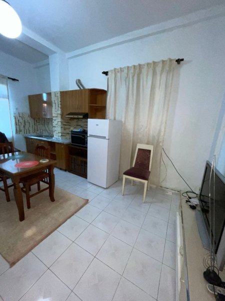 Tirane, jepet me qera apartament 1+1 , 550 € (9-Kateshet)