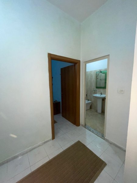 Tirane, jepet me qera apartament 1+1 , 550 € (9-Kateshet)