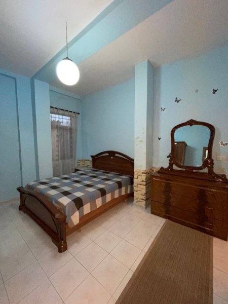 Tirane, jepet me qera apartament 1+1 , 550 € (9-Kateshet)