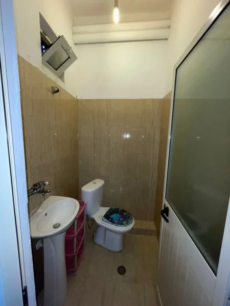 Tirane, jepet me qera apartament 1+1 , 550 € (9-Kateshet)