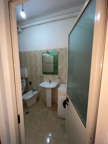Tirane, jepet me qera apartament 1+1 , 550 € (9-Kateshet)