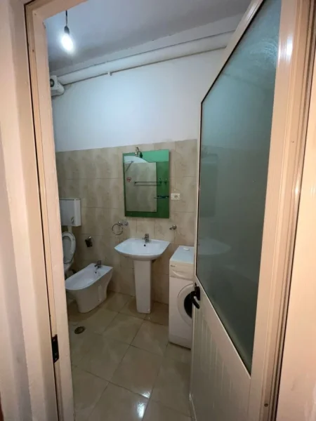 Tirane, jepet me qera apartament 1+1 , 550 € (9-Kateshet)