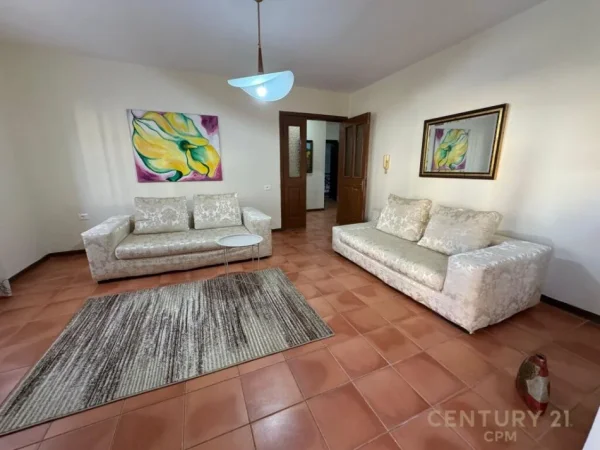 Tirane, jepet me qera apartament 1+1 Kati 2, 77 m² 600 € (qender)