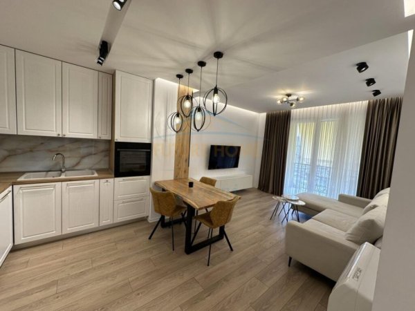 Tirane, jepet me qera apartament 2+1+Ballkon Kati 8, 115 m² 790 € (Yzberisht)