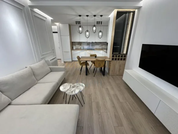 Tirane, jepet me qera apartament 2+1+Ballkon Kati 8, 115 m² 790 € (Yzberisht)