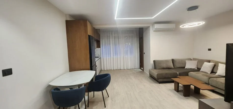 Tirane, jepet me qera apartament 1+1 Kati 6, 900 € (Zone qendrore)
