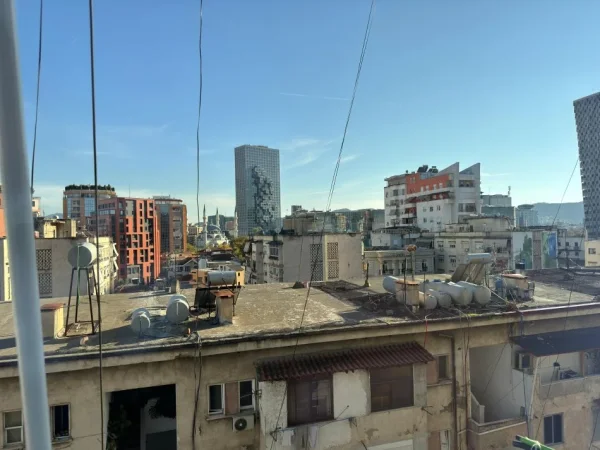 Tirane, jepet me qera apartament 1+1 Kati 6, 900 € (Zone qendrore)
