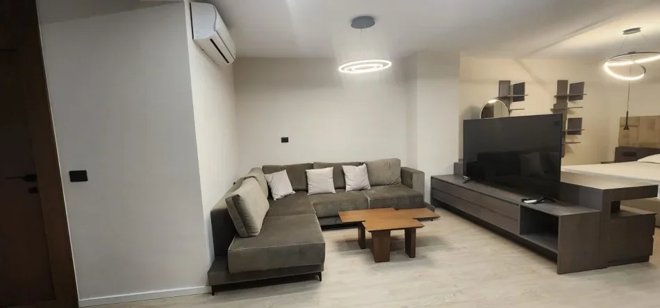 Tirane, jepet me qera apartament 1+1 Kati 6, 900 € (Zone qendrore)