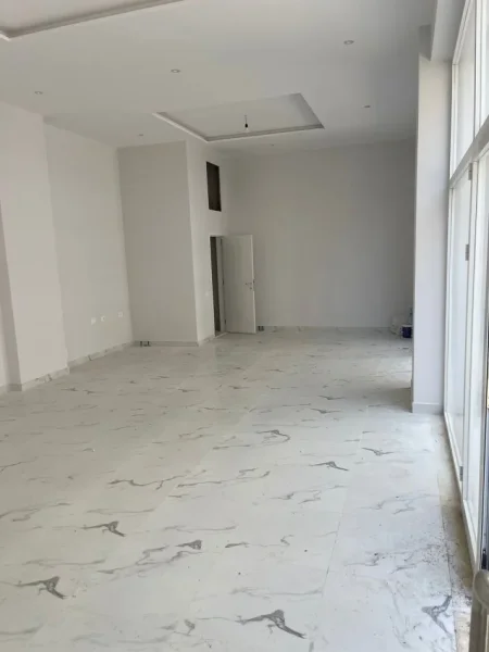 Tirane, jepet me qera dyqan Kati 0, 80 m² 800 € 