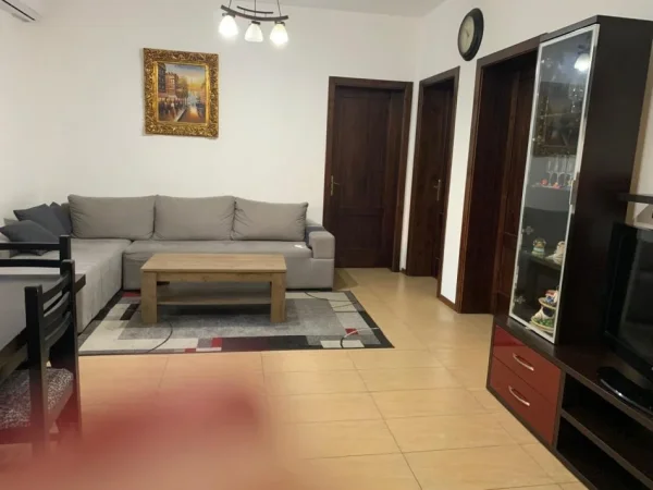 Tirane, jepet me qera Vile 2+1+Ballkon Kati 2, 75 m² 350 € (rrugen Mihal Grameno, ngjitur me depon e ujit.)