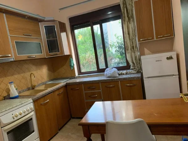 Tirane, jepet me qera Vile 2+1+Ballkon Kati 2, 75 m² 350 € (rrugen Mihal Grameno, ngjitur me depon e ujit.)