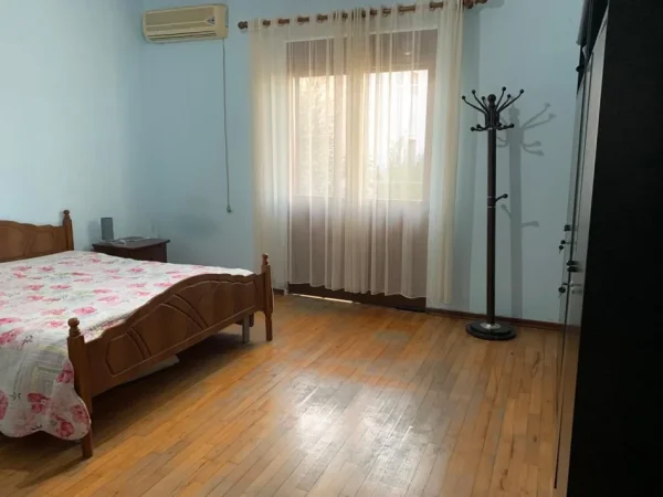 Tirane, jepet me qera Vile 2+1+Ballkon Kati 2, 75 m² 350 € (rrugen Mihal Grameno, ngjitur me depon e ujit.)