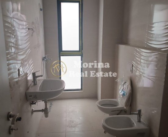 Tirane, jepet me qera apartament 3+1 Kati 1, 130 m² 600 € (Farmacia 10)