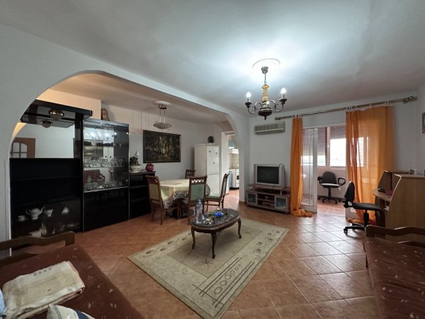 Tirane, jepet me qera apartament 1+1 Kati 4, 75 m² 450 € (Ali Ndroqi)