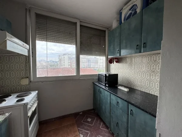 Tirane, jepet me qera apartament 1+1 Kati 4, 75 m² 450 € (Ali Ndroqi)