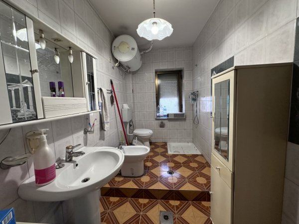 Tirane, jepet me qera apartament 1+1 Kati 4, 75 m² 450 € (Ali Ndroqi)